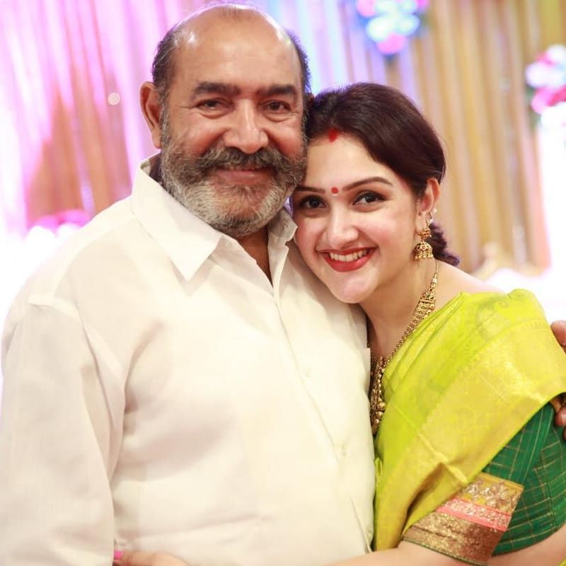 அப்பா விஜய்குமாருடன் ஒரு புகைப்படம் 