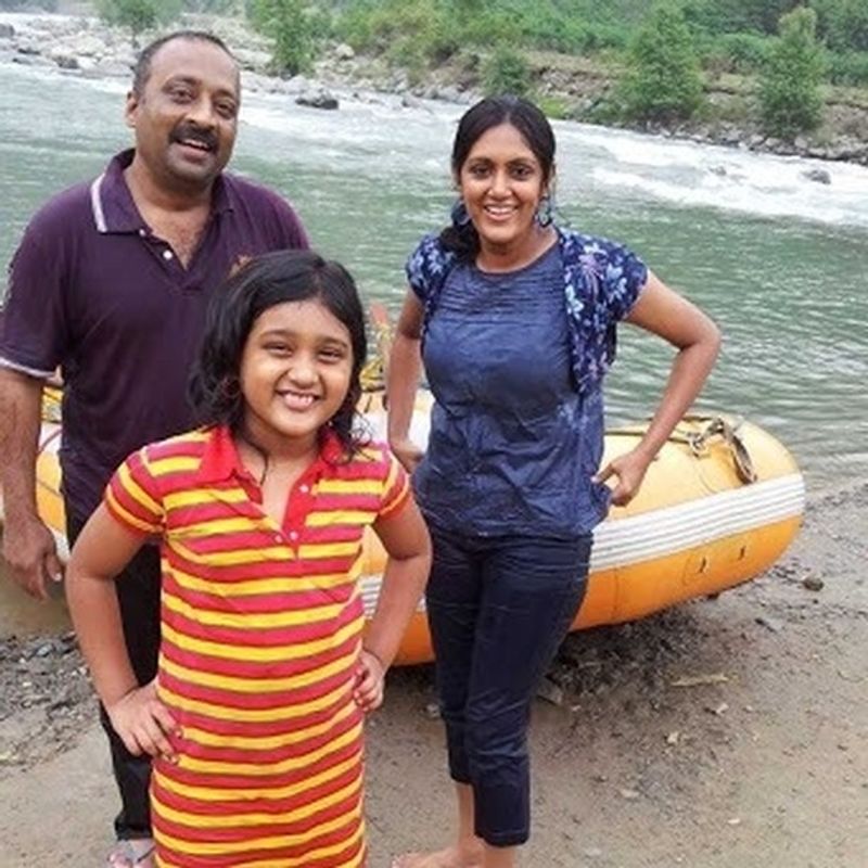 தேவதர்ஷினி முதலில் டிவி தொகுப்பாளினியாக இருந்து சீரியல் நடிகையா மாறி படங்களில் முக்கிய கதாபாத்திரங்களில் நடிக்கிறார் 