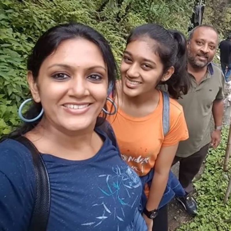 இப்போ இருக்கும் தேவதர்ஷினி சேட்டன் நீயடி க்யூட் குடும்ப செலஃயி 
