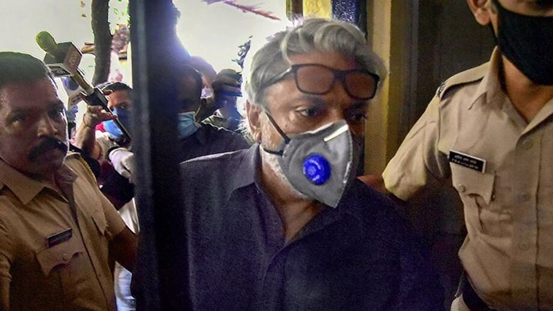 তিনি জানান, সুশান্তকে কোনও ছবি থেকে তিনি বের করেননি। বরং সুশান্ত নিজেই নাকি তাঁর দু'টি ছবির প্রস্তাব ফিরিয়ে দেন। তাঁর হাতে যশ রাজ ফিল্মসের ছবি ছিল বলে বনশালীকে নাকোচ করেন অভিনেতা।