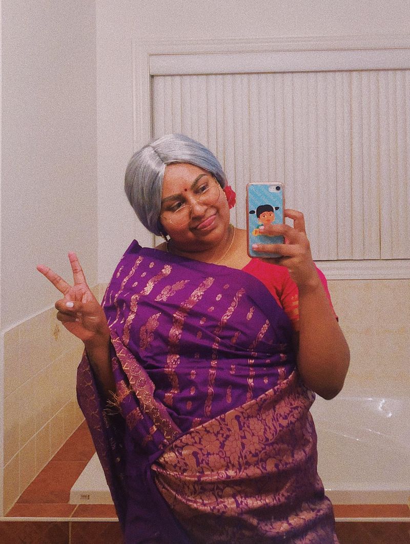 Foreigner women inspired by desi Indian look sareetwitter photos viral