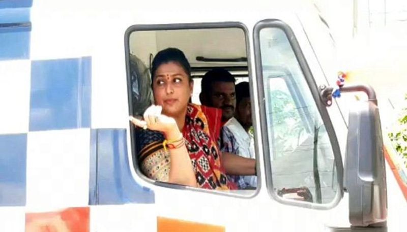 ரோஜா சுமார் 20 கிலோ மீட்டர் ஆம்புலன்ஸ் ஓட்டிய போஸ் கொடுத்த விவகாரம் தற்போது தீயாய் எரிந்து வருகிறது. 