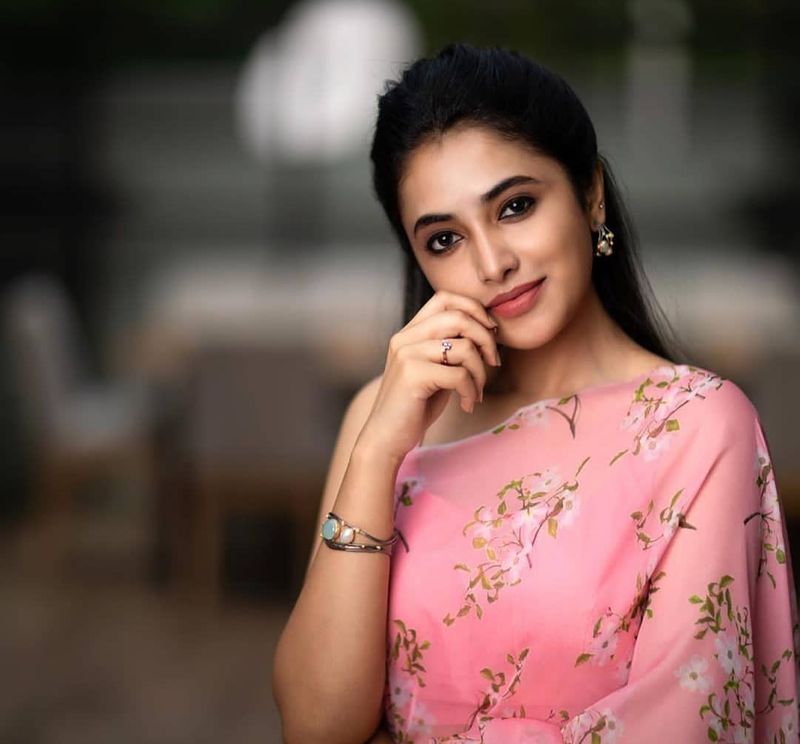 கண்ணத்தில் கை வைத்து குழந்தை மாதிரி போஸ் கொடுக்கும் பிரியங்கா 