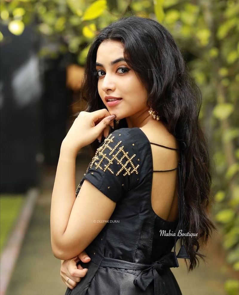 கருப்பு உடையில் ஆண்களை கிறங்கடிக்கும் பிரியங்கா 