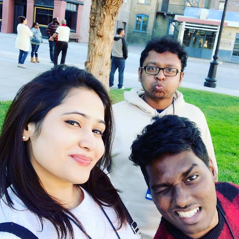 அட்லீ பிரியா ஒளிப்பதிவாளர் விஷ்ணுவுடன் சேர்ந்து எடுத்து கொண்ட செலஃயி 