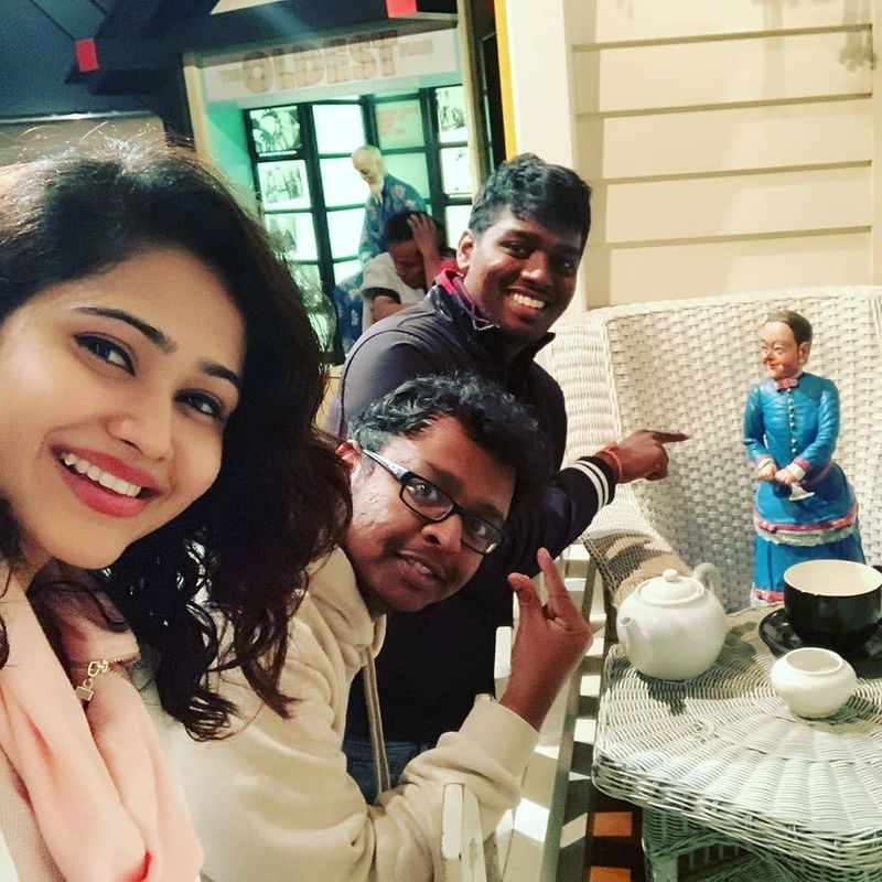 எந்த இடத்துக்கு போனாலும் செலஃயி தான் 