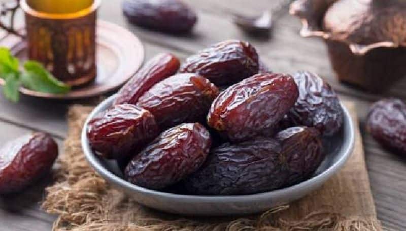 Lowers cholesterol: Did you know that dates are free from cholesterol, and contain very little fat? Including them in smaller quantities in your daily diet can help you keep a check on cholesterol level, and even assist in weight loss. So, start loading up on dates today.
