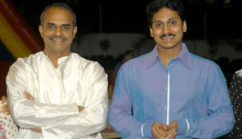 ఇప్పుడు సచిన్ పైలట్ ని చూస్తుంటే... మరో జగన్ మోహన్ రెడ్డి అవుతాడా అనే అనుమానం కలుగక మానదు. తండ్రి లేడు. బలమైన గుజ్జర్ సామాజికవర్గ నేత. రాష్ట్రంలో తనకంటూ ఒక ప్రత్యేకమైన ఇమేజ్ ని ఏర్పరుచుకున్నారు. పార్టీలో సీఎం పోస్ట్ తనకు దక్కలేదనే తిరుగుబాటు జెండా ఎగురవేశాడు.