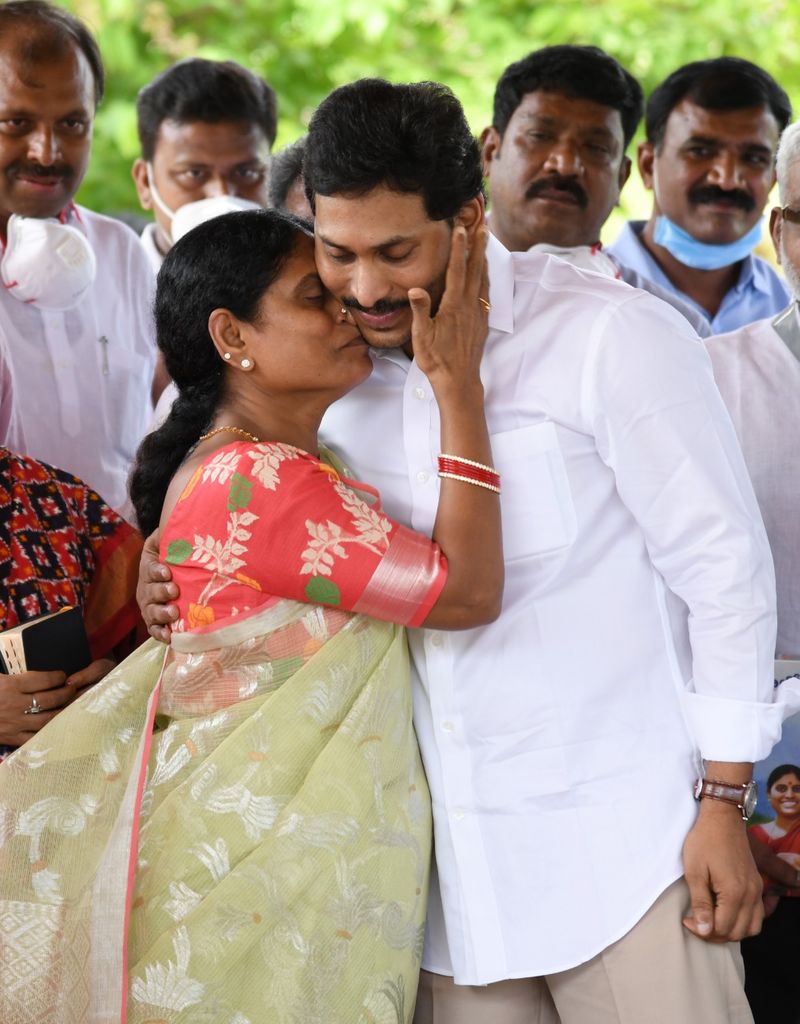YSR 71 Birthday Celebrations... CM YS Jagan pays tribute to his father