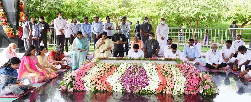 YSR 71 Birthday Celebrations... CM YS Jagan pays tribute to his father