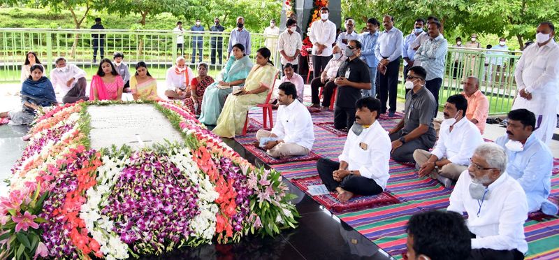 YSR 71 Birthday Celebrations... CM YS Jagan pays tribute to his father