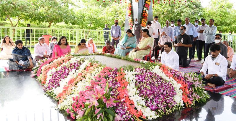 YSR 71 Birthday Celebrations... CM YS Jagan pays tribute to his father