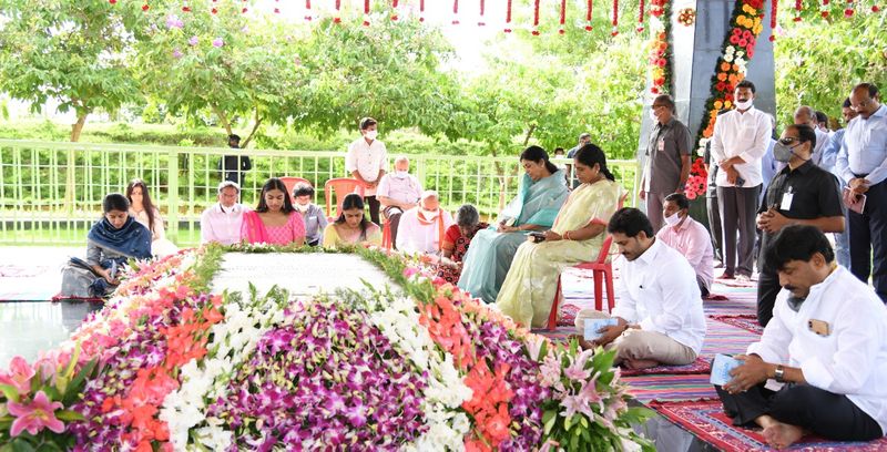 YSR 71 Birthday Celebrations... CM YS Jagan pays tribute to his father