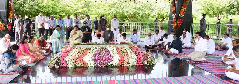 YSR 71 Birthday Celebrations... CM YS Jagan pays tribute to his father