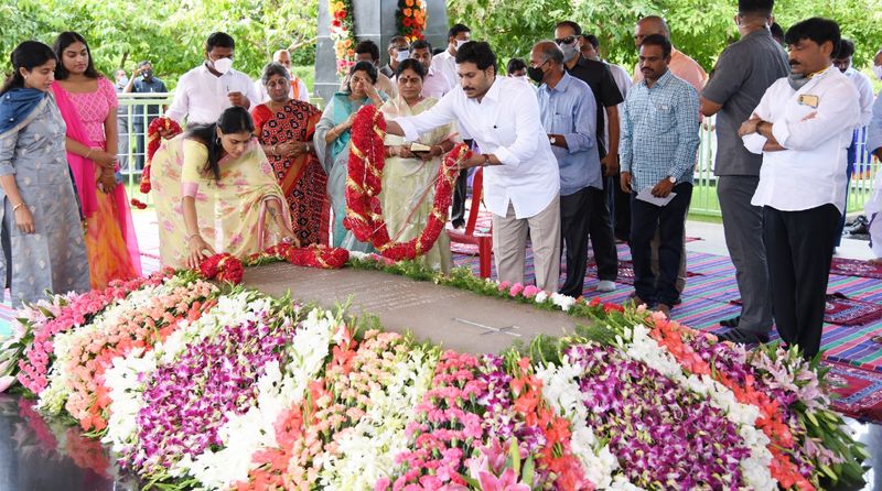 YSR 71 Birthday Celebrations... CM YS Jagan pays tribute to his father