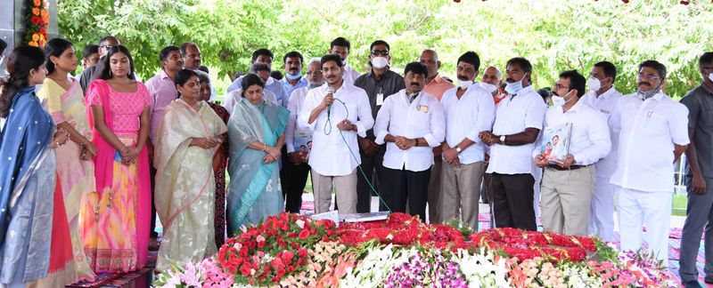 రమేష్ కుమార్ ఈ ఒక్క విషయమే కాదు, వాలా అఫ్సర్ ట్వీట్లను రీట్వీట్ చేసారు. అందులో పనిచేసే చోట నమ్మకం ఉండాలి అనే అర్థం వచ్చే విధంగా ఉన్నాయి. మరో ట్వీట్లో మాస్కు ధారణకు సంబంధించిన మరో పంచ్ దాగి ఉంది.