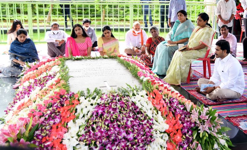 YSR 71 Birthday Celebrations... CM YS Jagan pays tribute to his father