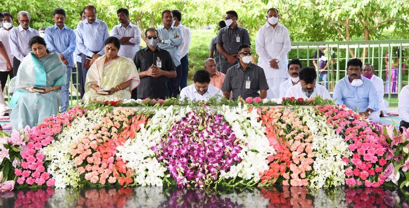 YSR 71 Birthday Celebrations... CM YS Jagan pays tribute to his father