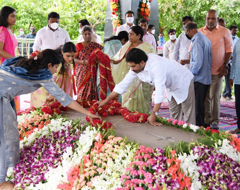 YSR 71 Birthday Celebrations... CM YS Jagan pays tribute to his father
