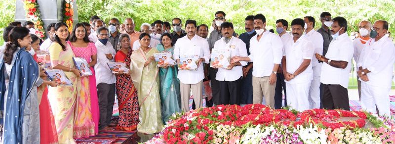 YSR 71 Birthday Celebrations... CM YS Jagan pays tribute to his father