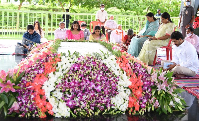 YSR 71 Birthday Celebrations... CM YS Jagan pays tribute to his father