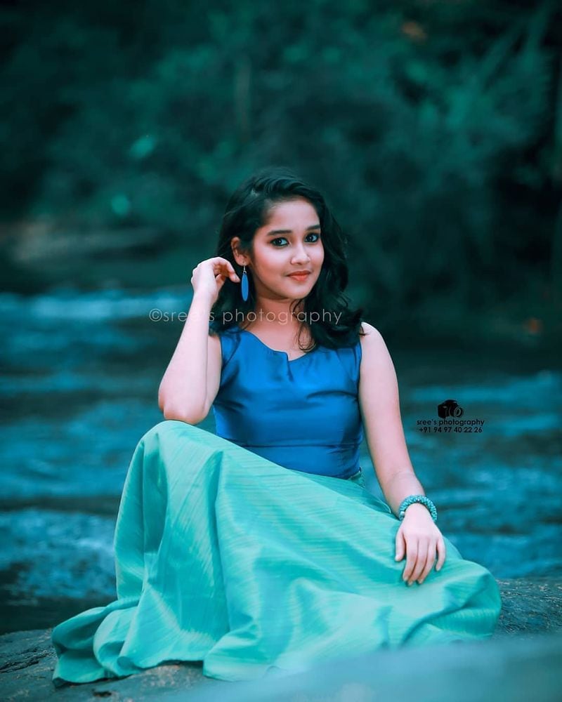 அந்த படத்தின் பிற்பாதியில் அஜித்தின் மகளாக தோன்றி, புன்னகையால் அனைவர் மனதையும் வெகுவாக கவர்ந்தார். 