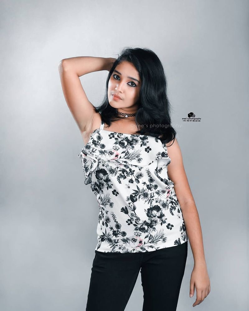 இந்த படத்திலும் அஜித் - நயன்தாரா ஜோடிக்கு மகளாக வந்து ரசிகர்களின் கவனம் ஈர்ந்தார். 