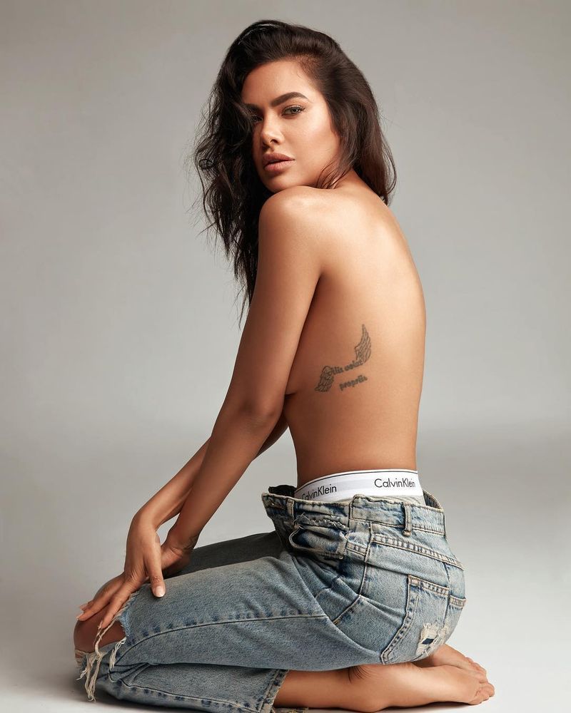 Actress Esha Gupta hot bikini yoga and Braless Stills going viral
