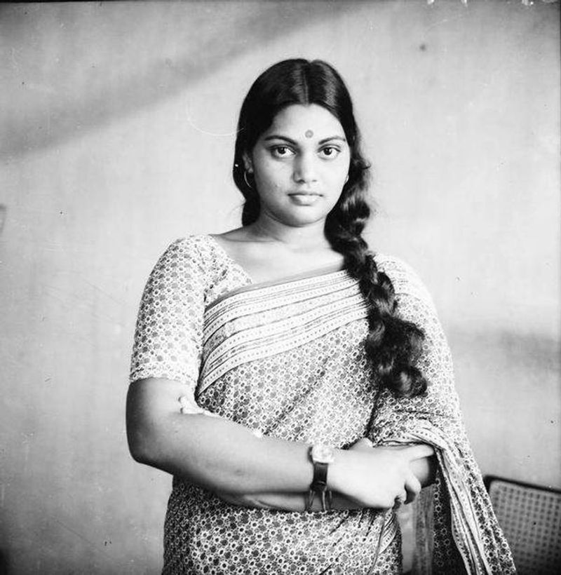 సిల్క్ స్మిత అసలు పేరు విజయ లక్ష్మీ. పేద కుటుంబంలో జన్మించిన స్మిత చిన్నతనం నుంచే సినిమాల్లో నటించాలన్న కోరికతో గ్లామర్ ఫీల్డ్లోకి అడుగుపెట్టింది ఈ బ్యూటీ.