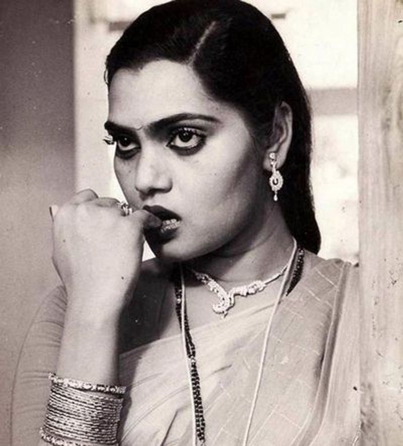 సిల్క్ స్మిత గ్లామర్ క్వీన్ అనిపించుకోవాలని ఎప్పుడు అనుకోలేదు. సావిత్ర, సరిత, సుజాత లాగా మంచి నటిగా పేరు తెచ్చుకోవాలనుకుంది. తనకు అలాంటి పాత్రలు ఇవ్వాలని ఆమె చాలా మంది దర్శకులను కోరింది.