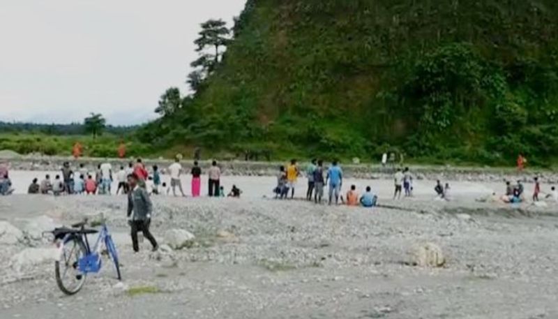  লাটাগুড়ির জঙ্গল, গরুমারা ন্যাসানাল পার্ক, সামসিং, প্যারেন, চুকচুকিওয়াচ, চিলাপাতা ফরেস্ট, সাগর দীঘি, মদন মোহন মন্দির সহ একাধিক জনপ্রিয় ভ্রমণ স্পট রয়েছে ডুয়ার্সে। 