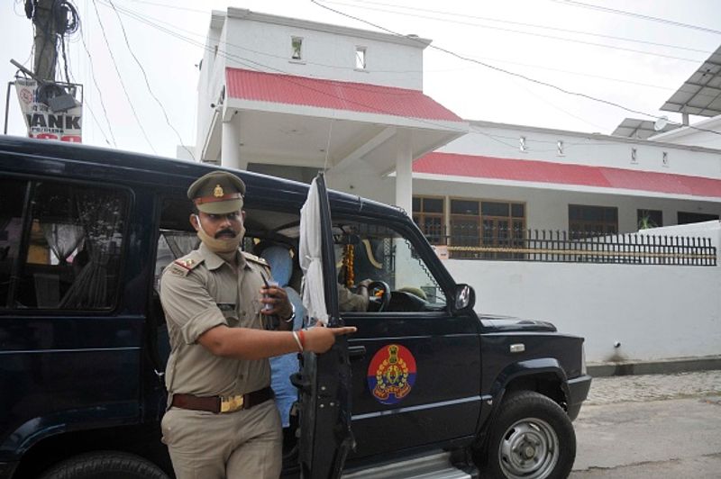 Vikas Dubey ran away in front of police in auto Faridabad kpn