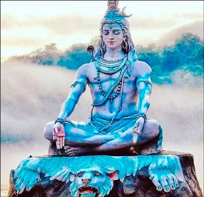 লাল সুতোর, সোনার বা রৌপ্যের তারে সুতোর মাধ্যমে রুদ্রাক্ষ ধারণ করতে হয়। রুদ্রাক্ষ ধারণ করার পর প্রতি সকালে শিবের নাম স্মরণ করা উচিত।