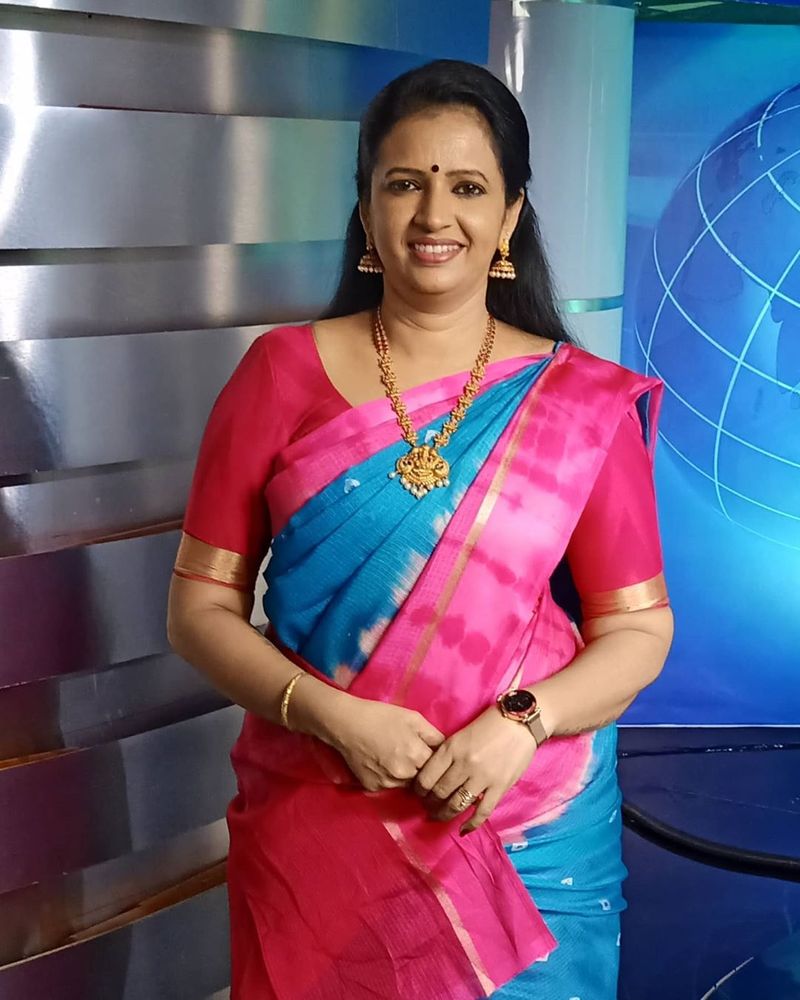 சன் டிவி செய்தி தொகுப்பாளினி சுஜாதா பாபு அப்போ இருந்த காலத்தில் இருந்து தொடர்ந்து அவங்க கடமையை செய்கிறார் 