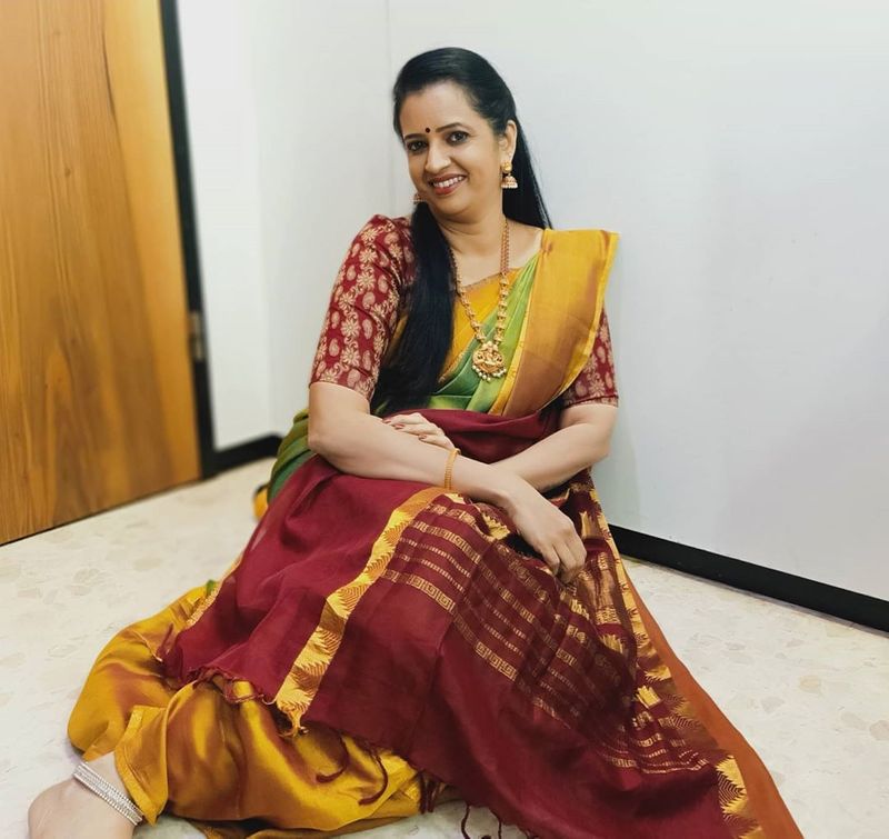 க்யூட் ஆக போஸ் கொடுக்கும் சுஜாதா 