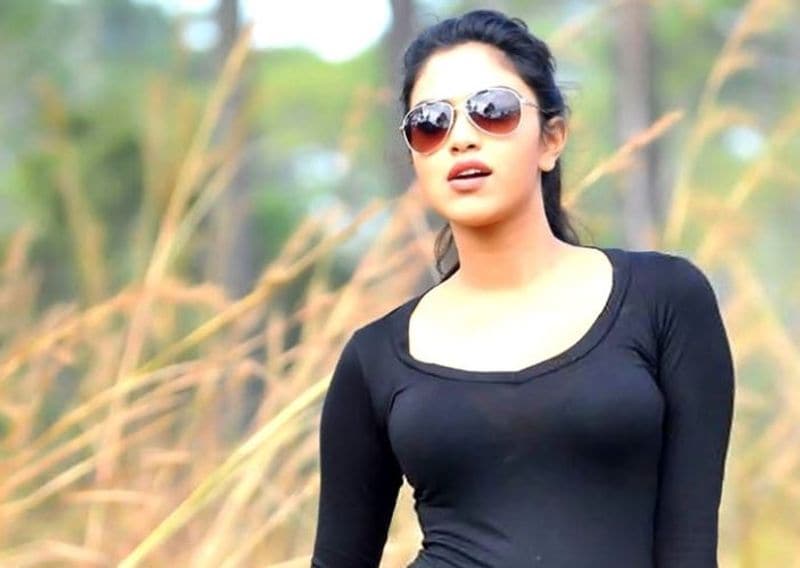  ఇక అమలాపాల్ ఇచ్చే ఎక్స్ ప్రెషన్ ఎప్పటిలాగే అదరకొడుతూంటాయి. డ్రెస్ ను క్యారీ చేసే విధానం.. క్యాజువల్ భంగిమ అదరహో అని ఫ్యాన్స్ తెగ మెచ్చేసుకుంటూంటారు.