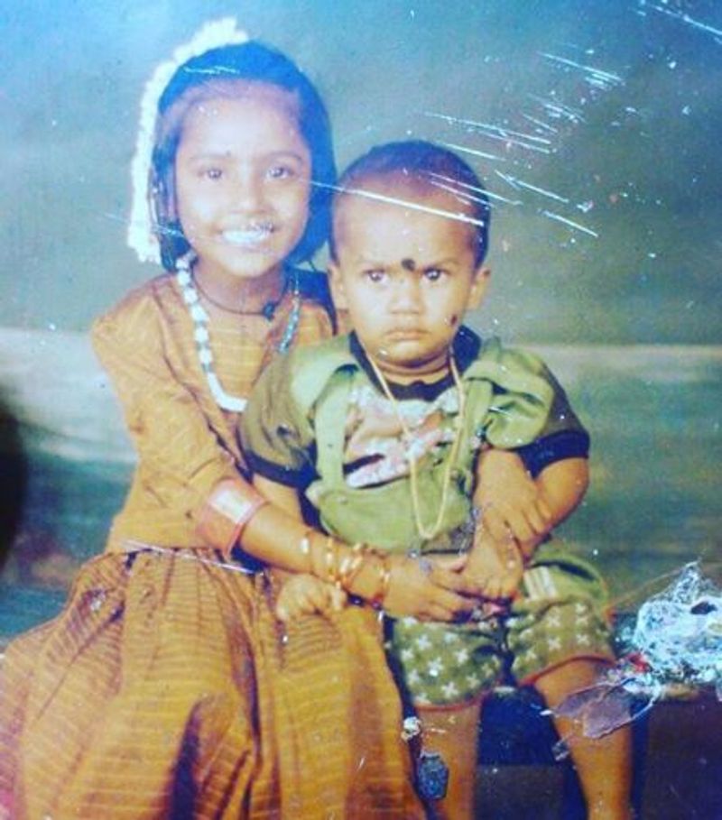 தன்னுடைய செல்ல தம்பியை, மடியில் தூக்கி வைத்து கொண்டு... புன்னகையோடு பூரித்தபடி போஸ் கொடுக்கும் மைனா நந்தினி.