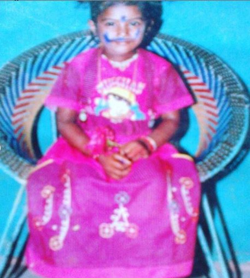 சாதாரண குடும்பத்தில் பிறந்து, நடிக்க வேண்டும் என்கிற துடிப்போடு பல்வேறு முயற்சிக்கு பின் இவருக்கு கிடைத்த படம் 'வம்சம்'. காமெடி நடிகையாக அறிமுகமானவர் நடிகை நந்தினி, இந்த படத்தை தொடர்ந்து, 'கேடி பில்லா கில்லாடி ரங்கா' , போன்ற சில தமிழ் படங்களில் நடித்தாலும் இவரால் காமெடி நடிகையாக ஜொலிக்க முடியவில்லை. இவரின் காமெடி சென்ஸ் இந்த புகைப்படத்தில் கூட அப்போவே தெரியுது பாருங்க.
