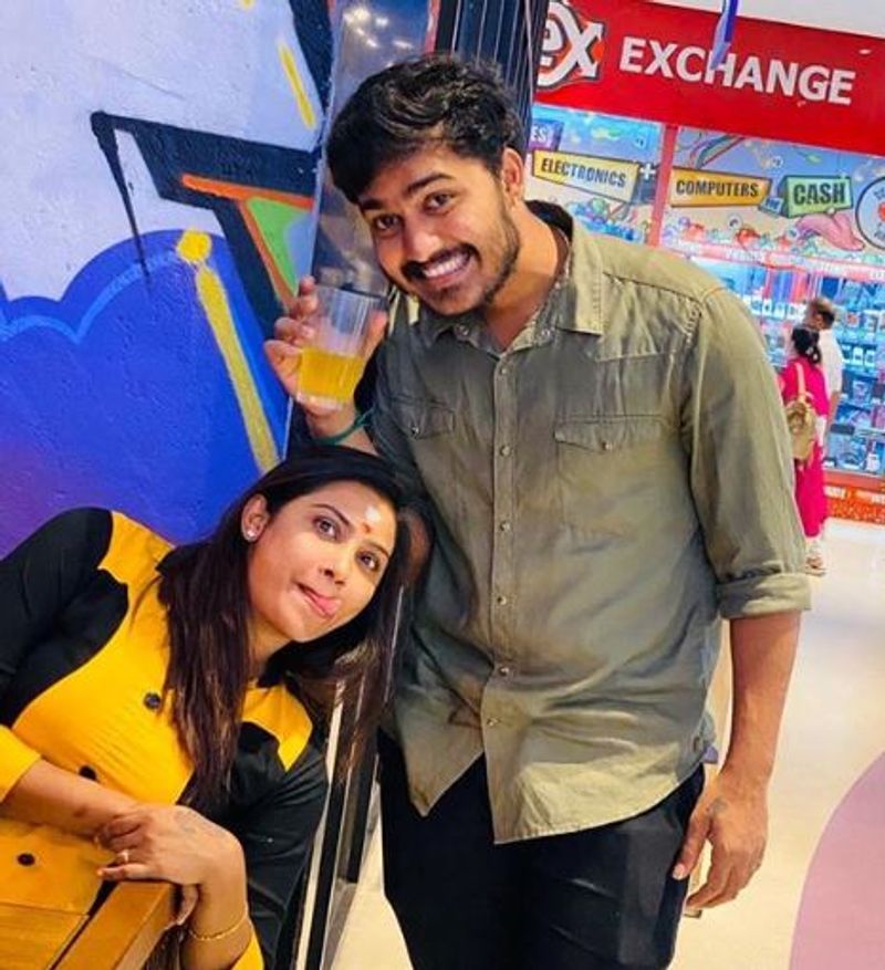 தினம் தோறும் பல்வேறு நினைவுகளை பகிர்ந்து வரும், மைனா சிறிய வயதில் எடுத்து கொண்ட இந்த புகைப்படத்தையும் பகிர்ந்து கொண்டுள்ளார் என்பது குறிப்பிடத்தக்கது.