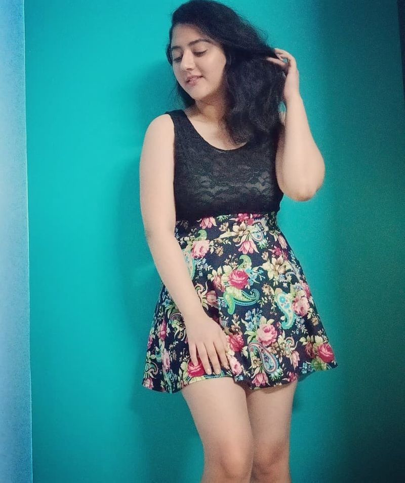 குட்டை பாவாடையில் கிறங்க வைக்கும் அழகில் செம்ம க்யூட்டாக வெட்கப்பட்டுக்கொண்டே இருக்கும் அந்த புகைப்படங்கள் இப்போது பலராலும் பகிரப்பட்டு வருகிறது.