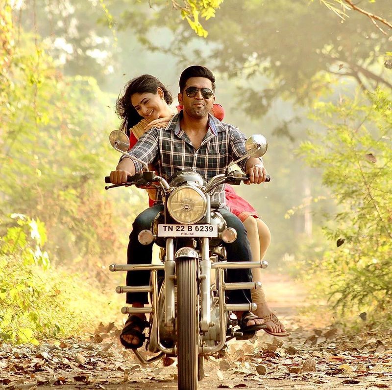 அருண்விஜயுடன் இருசக்கர வாகனத்தில் செல்லும் காட்சி 
