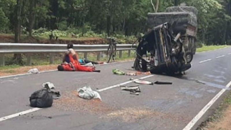 madhya pradesh news 6 people died in road accident katni collision between truck and auto kpr