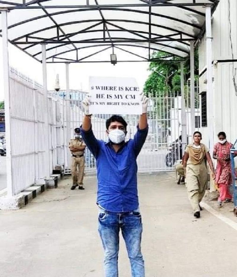 నిన్న ఏకంగా ఒక ఇద్దరు యువకులు ప్రగతి భవన్ ముందు ప్లకార్డు పట్టుకొని హల్చల్ చేసారు. మా ముఖ్యమంత్రి కేసీఆర్ ఎక్కడ, ఆయన కనబడడం లేదు అంటూ హల్చల్ చేసి, పోలీసులు ఆ షాక్ నుంచి తేరుకునే లోపే తప్పించుకున్నారు.