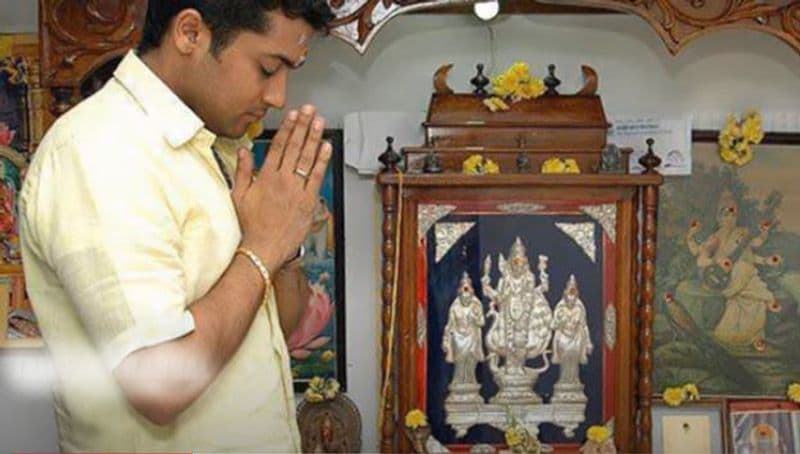 பூஜை அறையில் பயபக்தியோடு சாமி கும்பிட்டுக் கொண்டிருக்கிறார் சூர்யா 