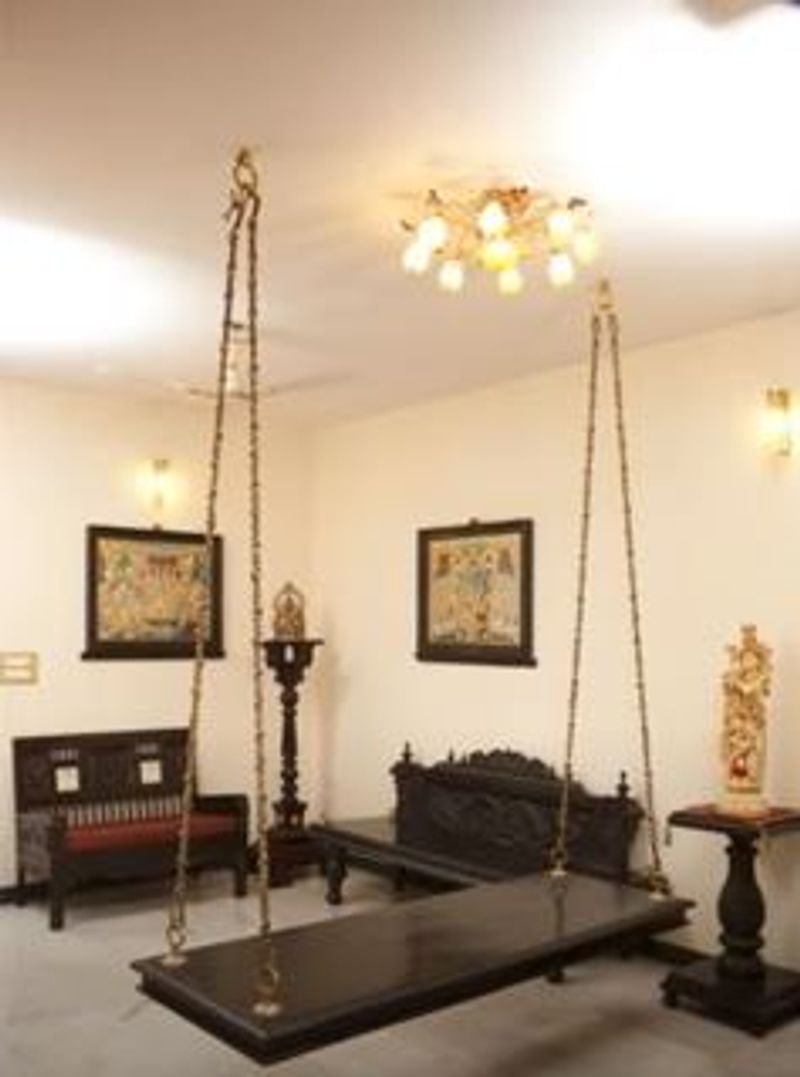 பாரம்பரியம் மாறாமல் கட்டப்பட்டிருக்கும் ஊஞ்சல் 