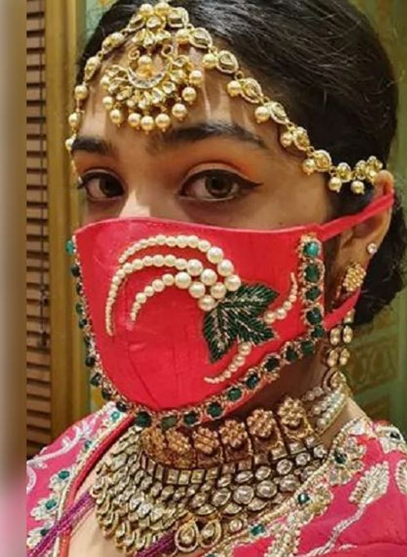 மணியெல்லாம் வச்சி டிசைன் பண்ணி இருக்காங்க 