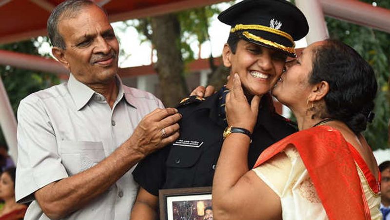 Smriti irani Shared Story of lieutenant gauri prasad mahadik And praises her KPY