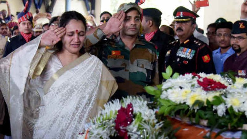 Smriti irani Shared Story of lieutenant gauri prasad mahadik And praises her KPY