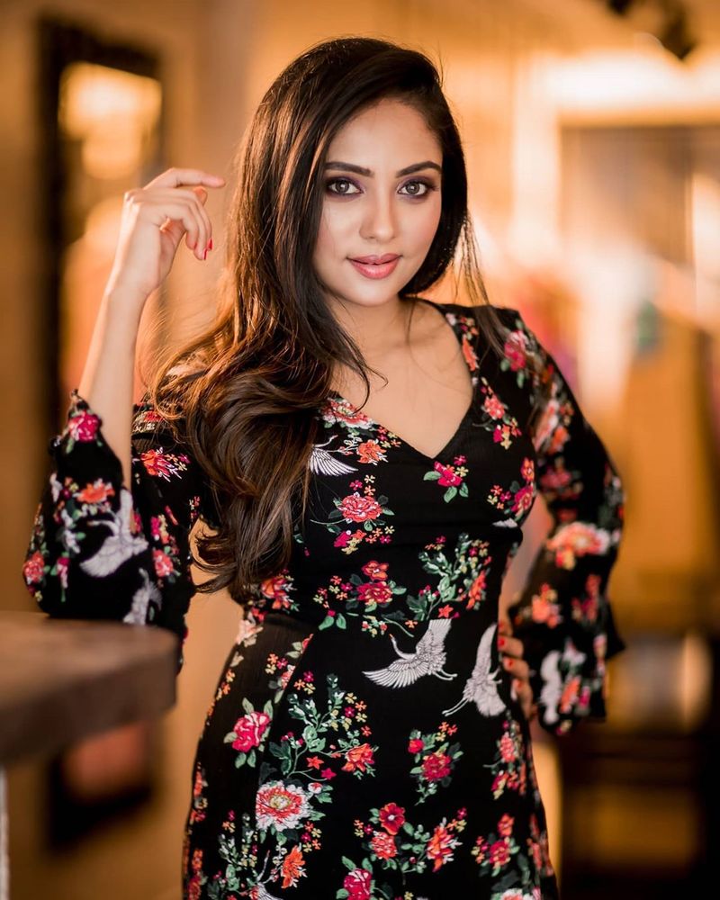 ஸ்டைலிஷ் உடையில் ஸ்டைலிஷ் லுக் 