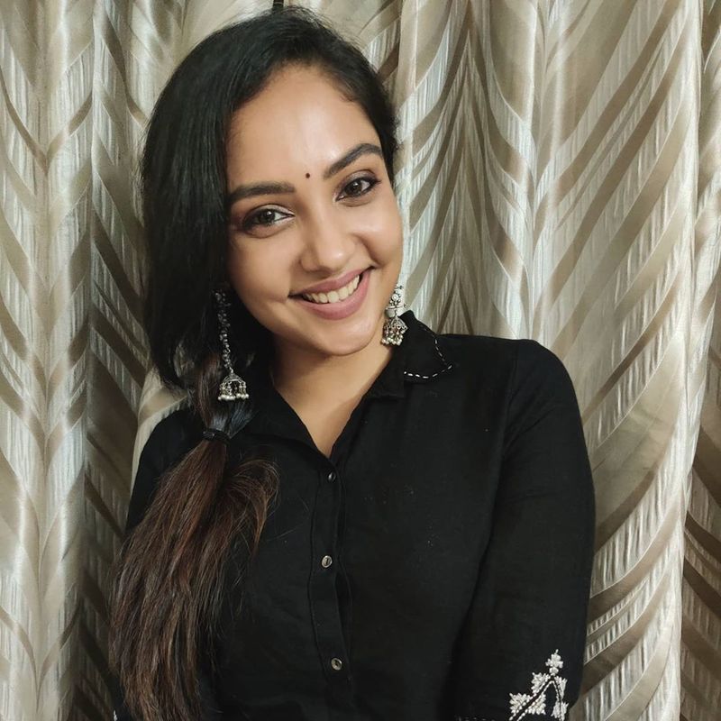 கருப்பு உடையில் நச்சுனு இருக்கும் ஸ்ம்ருதிவெங்கட் 